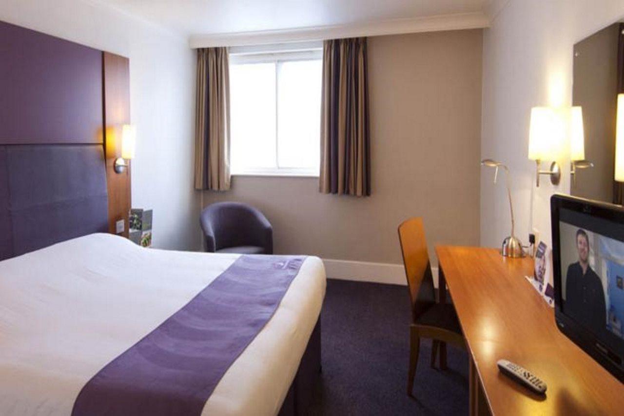 Premier Inn Leek Town Centre Bagian luar foto